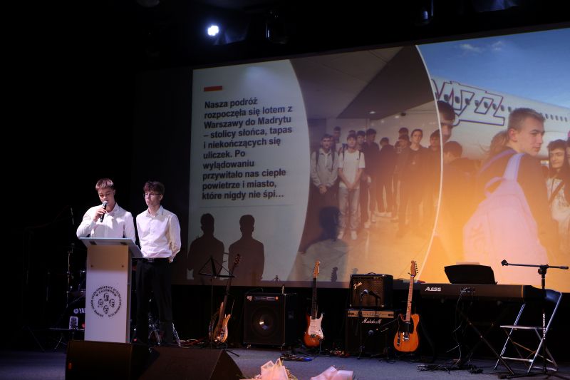 Marcel Nowaczyk i Filip Andrzejak na scenie podczas prezentacji o programie Erasmus+.