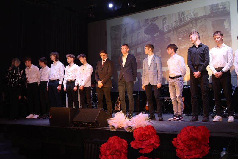 Uczestnicy programu Erasmus+ na scenie podczas uroczystości Dnia Patronów.