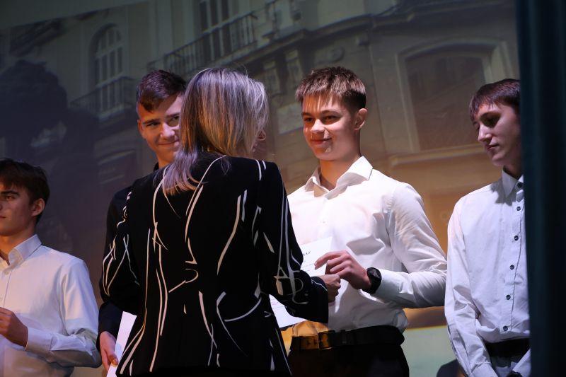 Moment wręczenia certyfikatów przez Panią Sylwię Roszak uczestnikom programu Erasmus+.