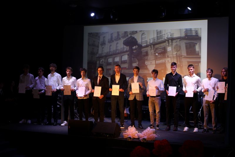 Uczestnicy programu Erasmus+ prezentują się na scenie po ceremonii wręczenia certyfikatów.