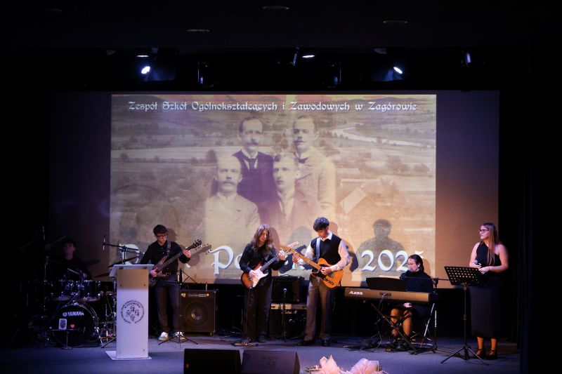 Kostanecki Band na scenie podczas występu w ramach obchodów Dnia Patronów.