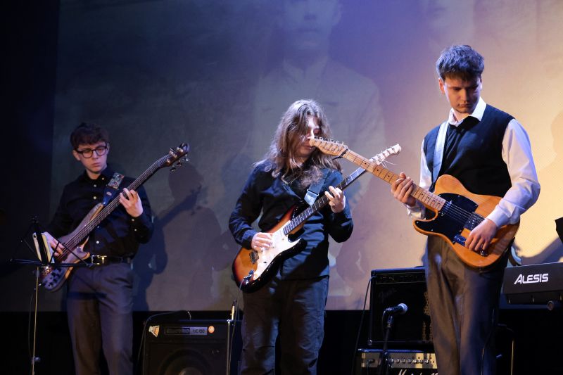 Kostanecki Band na scenie podczas występu w ramach obchodów Dnia Patronów.
