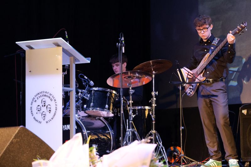 Muzycy z Kostanecki Band prezentują swój występ na scenie w czasie obchodów Dnia Patronów.