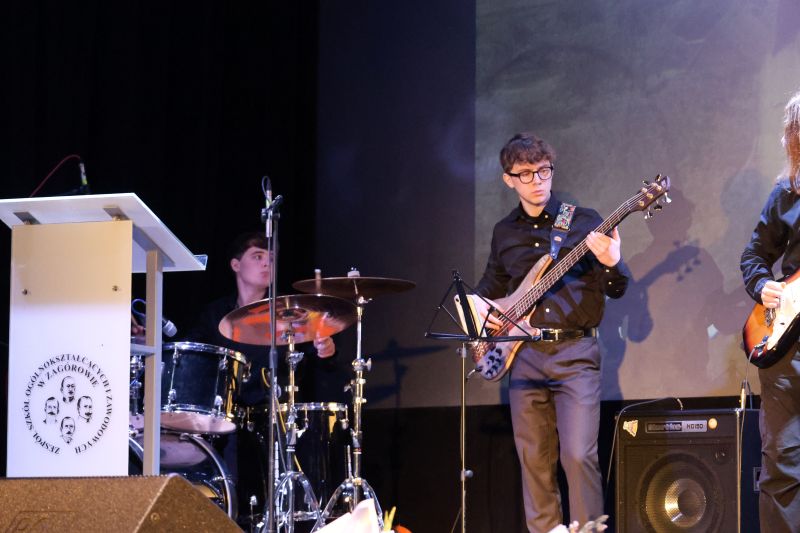 Muzycy z Kostanecki Band prezentują swój występ na scenie w czasie obchodów Dnia Patronów.