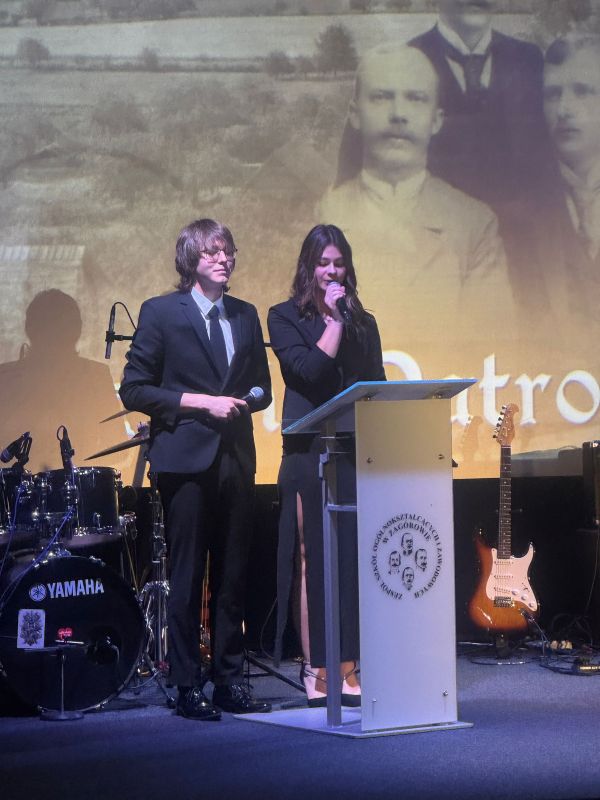 Julia Łyskawińska i Daniel Franczak podczas uroczystości Dnia Patronów.