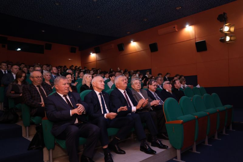 Goście obecni na obchodach Dnia Patronów zasiadają na widowni podczas uroczystości.