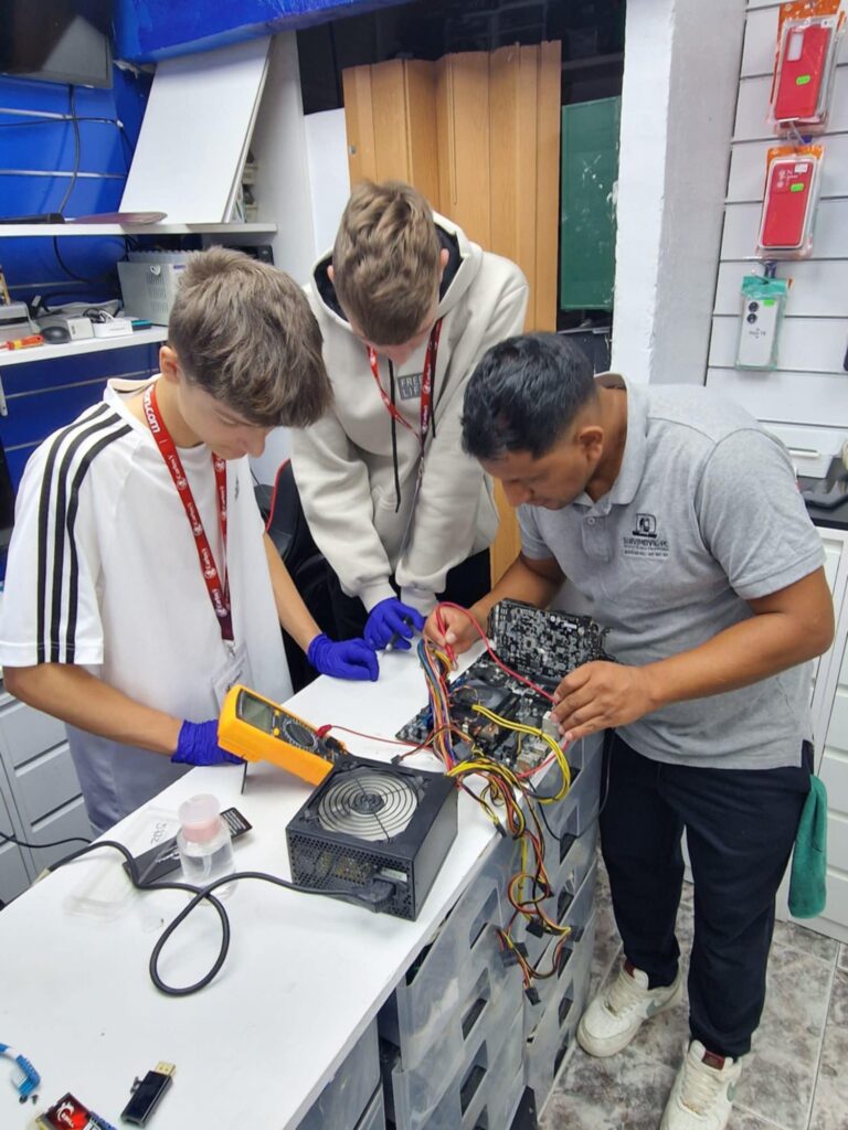 Osoby pracujący przy sprzęcie elektronicznym