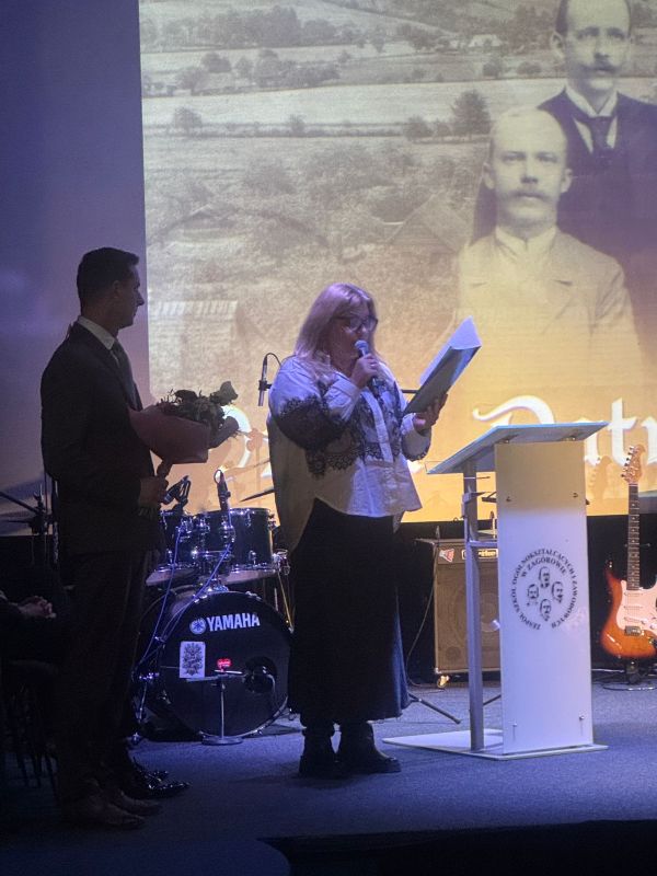 Pani Beata Wojtkowiak, kierownik Wydziału Oświaty, w czasie wystąpienia na obchodach Dnia Patronów, w towarzystwie radnego Powiatu Słupeckiego, Pana Krzysztofa Jankowskiego.