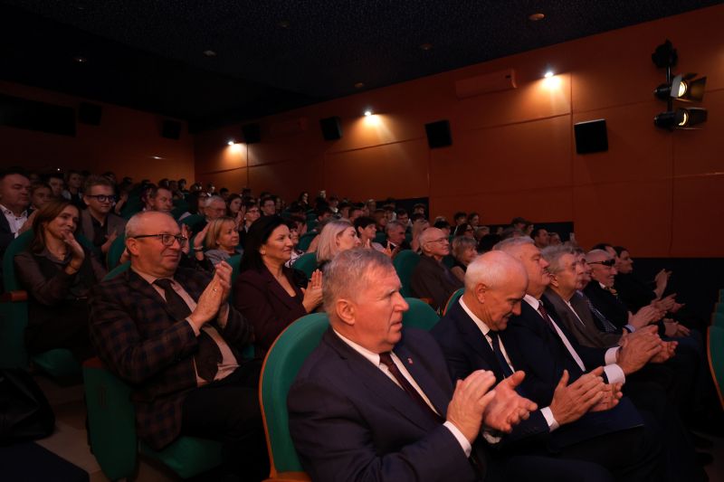 Goście obecni na obchodach Dnia Patronów zasiadają na widowni podczas uroczystości.