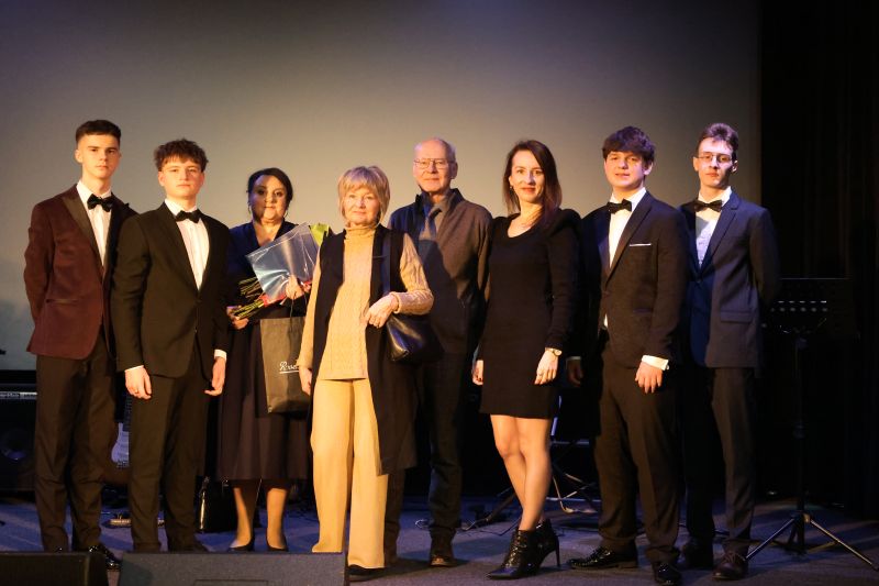 Dyrektor ZSOiZ, Pani Małgorzata Iwanicka, Państwo Agnieszka i Maciej Dzieniakowscy, Pani Katarzyna Maciocha oraz uczniowie wcielający się w role Patronów pozują do wspólnego zdjęcia na scenie.