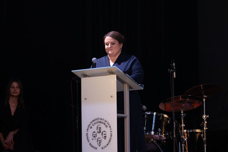 Dyrektor ZSOiZ w Zagórowie, Pani Małgorzata Iwanicka, przemawia podczas obchodów Dnia Patronów.