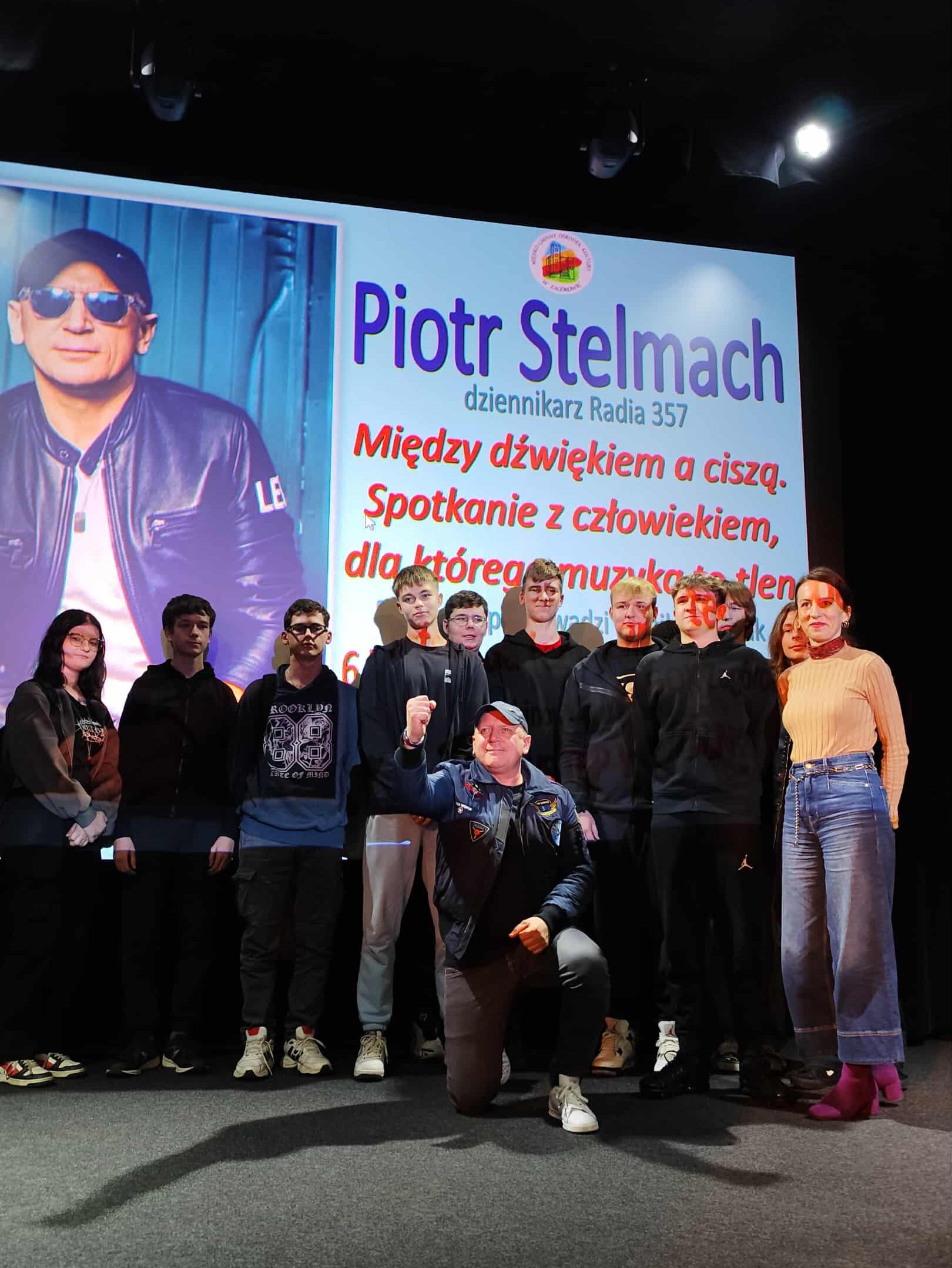 Na scenie do wspólnego zdjęcia pozują Pan Piotr Stelmach, młodzież z ZSOiZ oraz Pani Katarzyna Maciocha.