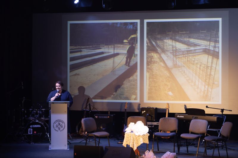 Dyrektor ZSOiZ w Zagórowie, Pani Małgorzata Iwanicka, przemawia podczas obchodów Dnia Patronów.