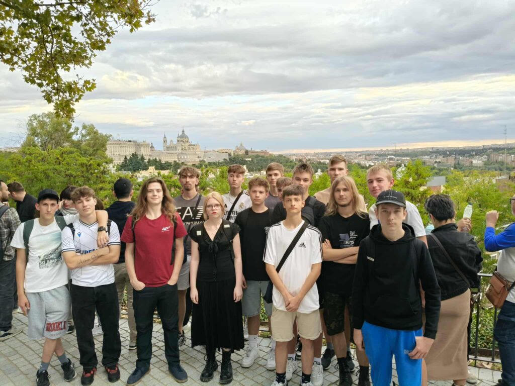 Osoby stojące na tle miasta