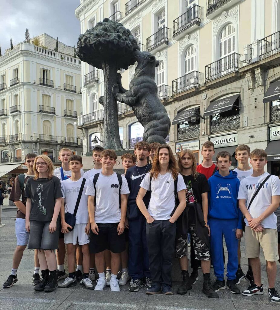 Osoby stojące przed pomnikiem