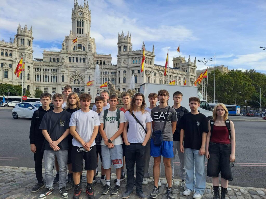 Osoby stojące przed budynkiem