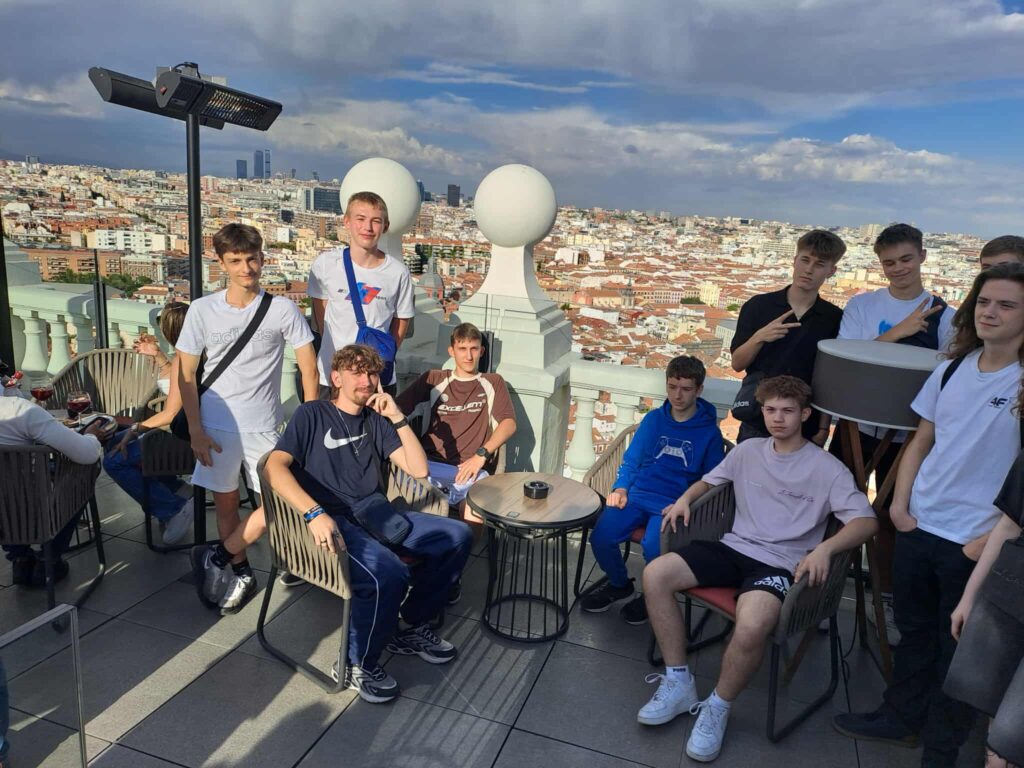 Osoby siedzące na punkcie widokowym