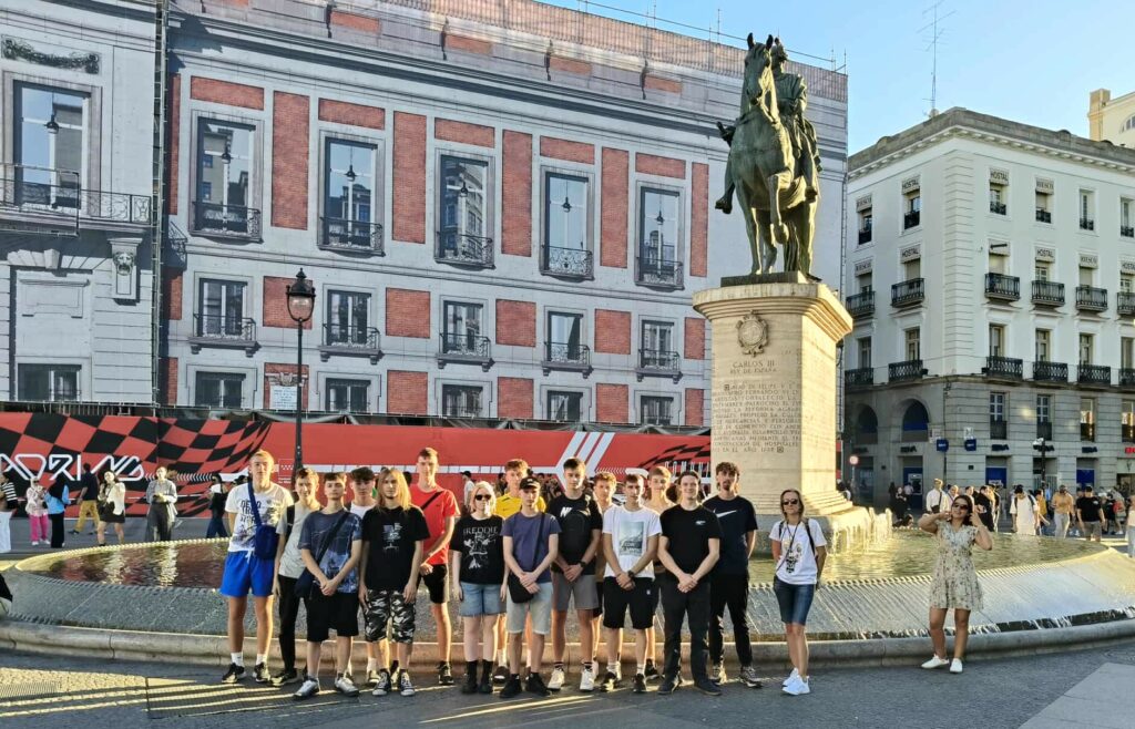 Osoby stojące przed pomnikiem