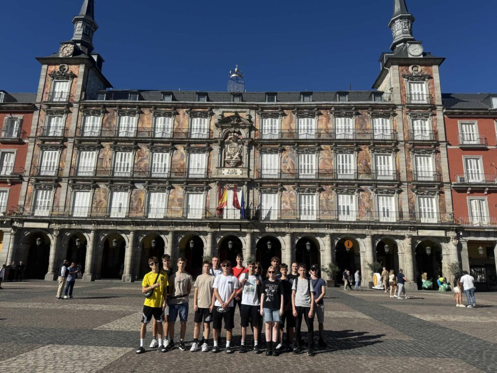 Osoby stojące na placu ratuszowym