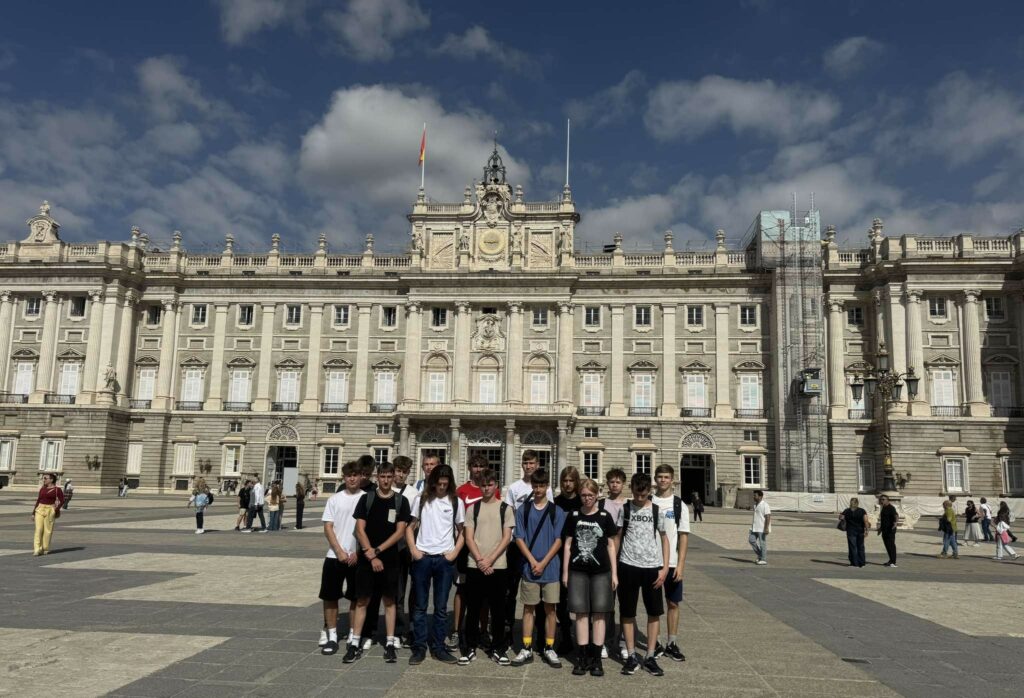 Osoby stojące przed pałacem