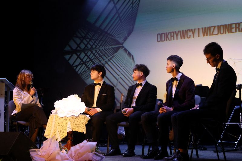 Uczniowie: Alicja Waszak, Antoni Słowiński, Szymon Drop, Patryk Dropiński i Łukasz Bryk, podczas sceny rozmowy na scenie.