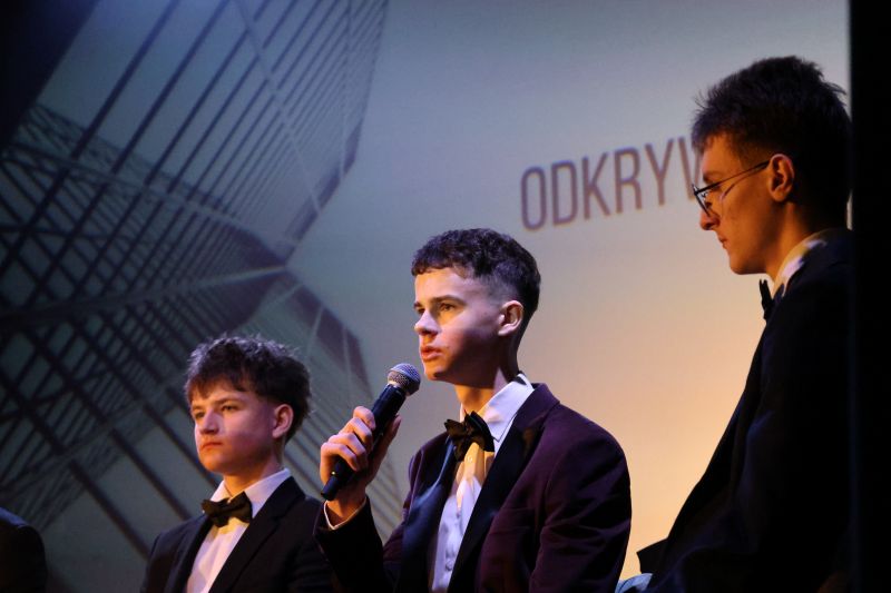 Szymon Drop, Patryk Dropiński i Łukasz Bryk w trakcie scenicznego występu w rolach Patronów.