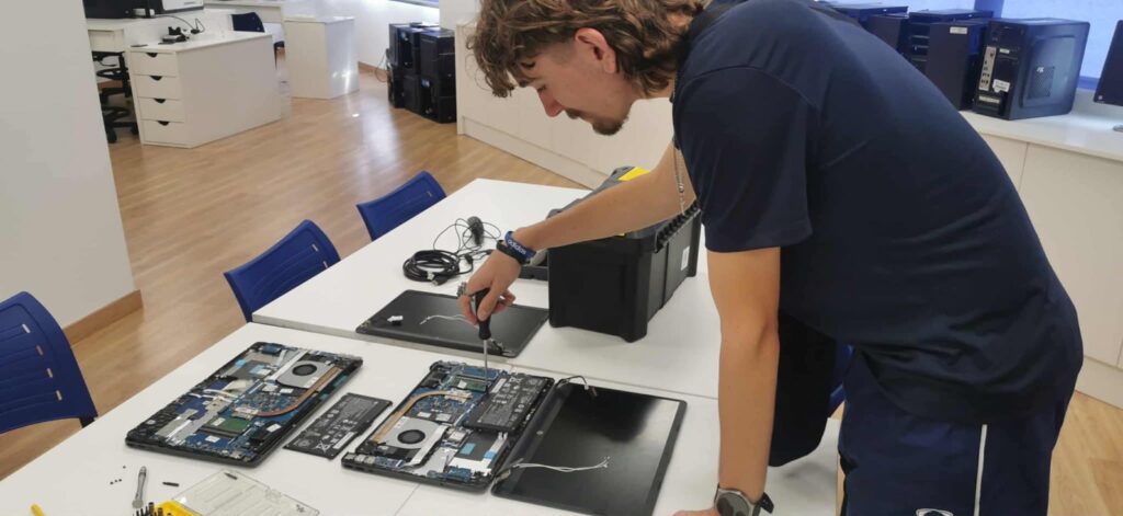 Osoba naprawiająca sprzęt komputerowy