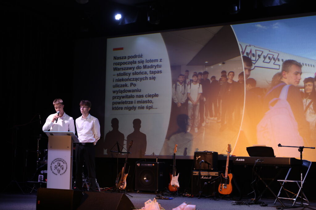 Osoby stojące na scenie