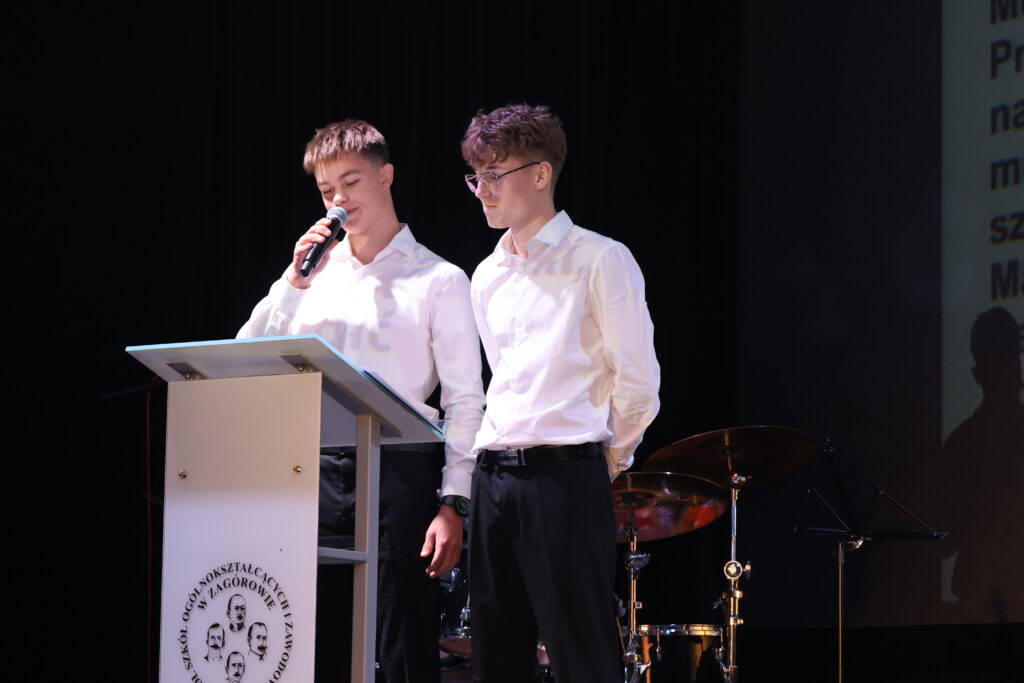 Osoby stojące na scenie