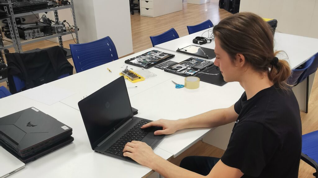 Osoba naprawiająca sprzęt komputerowy