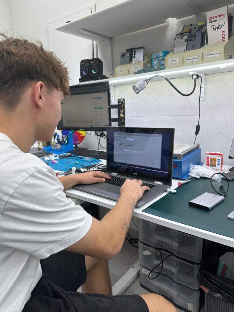 Osoba naprawiająca sprzęt komputerowy