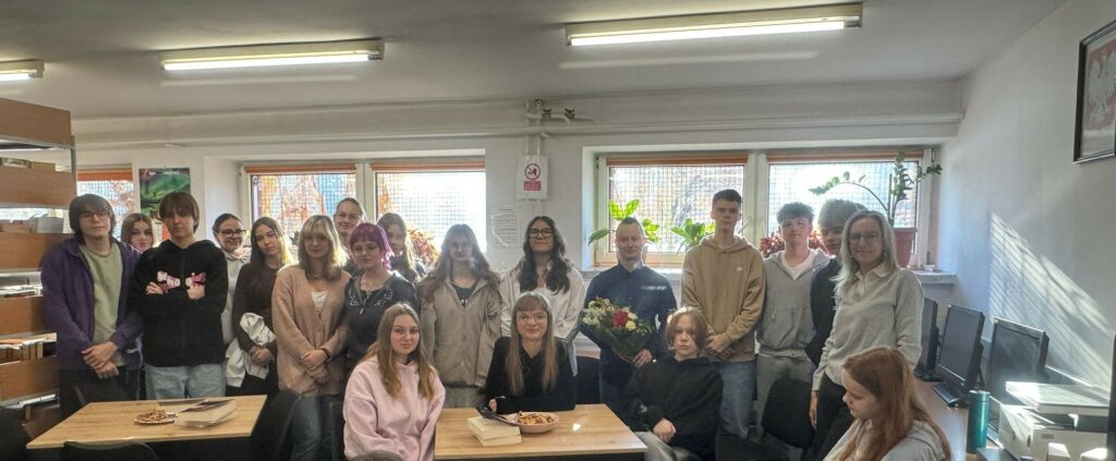 Grupa osób w pomieszczeniu