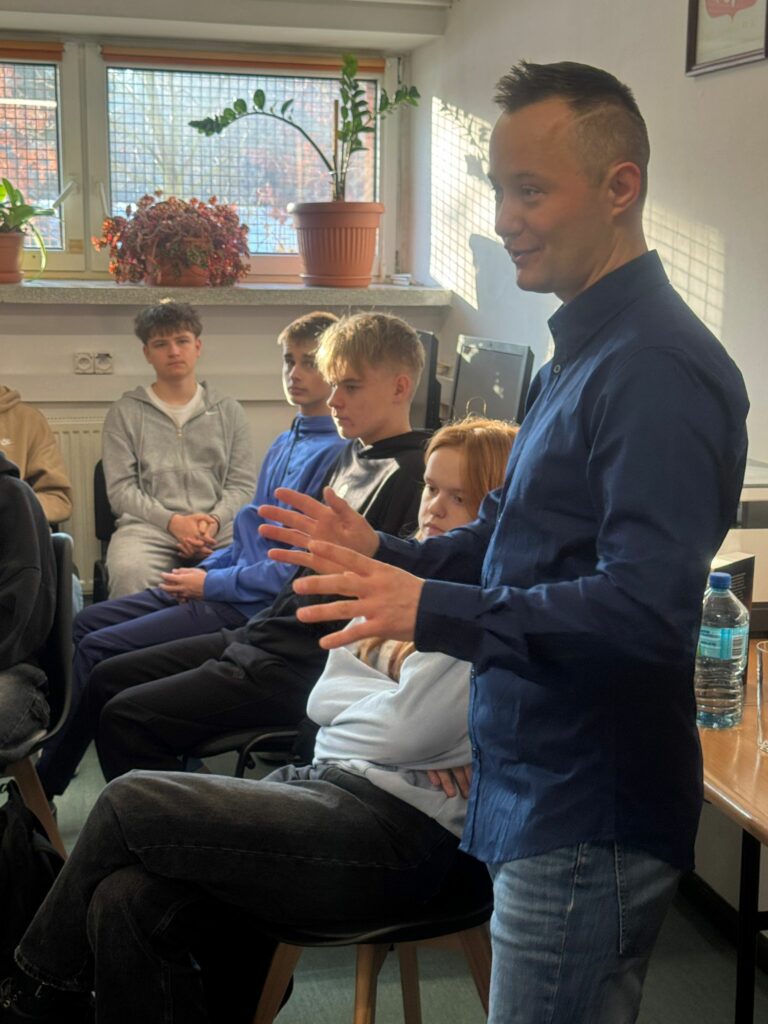 Grupa osób w pomieszczeniu