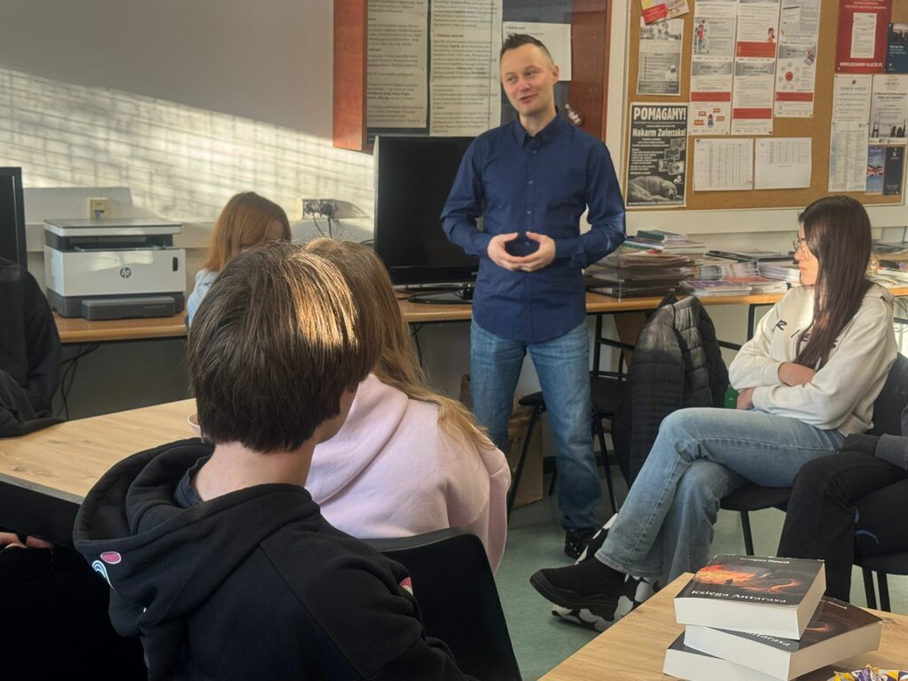 Grupa osób w pomieszczeniu