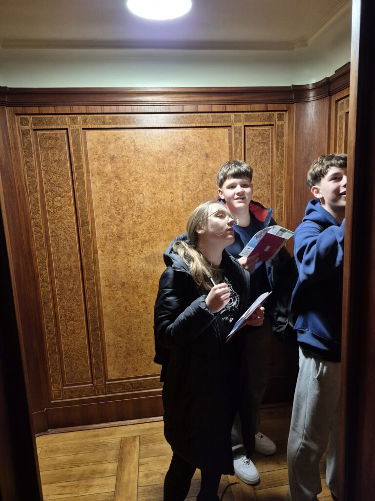 Grupa osób oglądająca wystawę muzealną