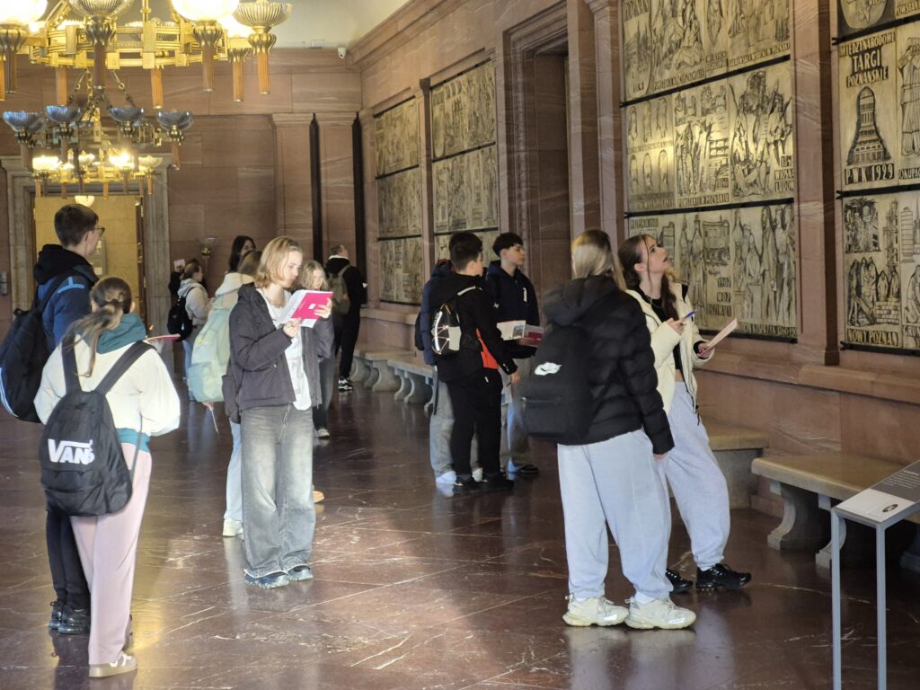 Grupa osób oglądająca wystawę muzealną