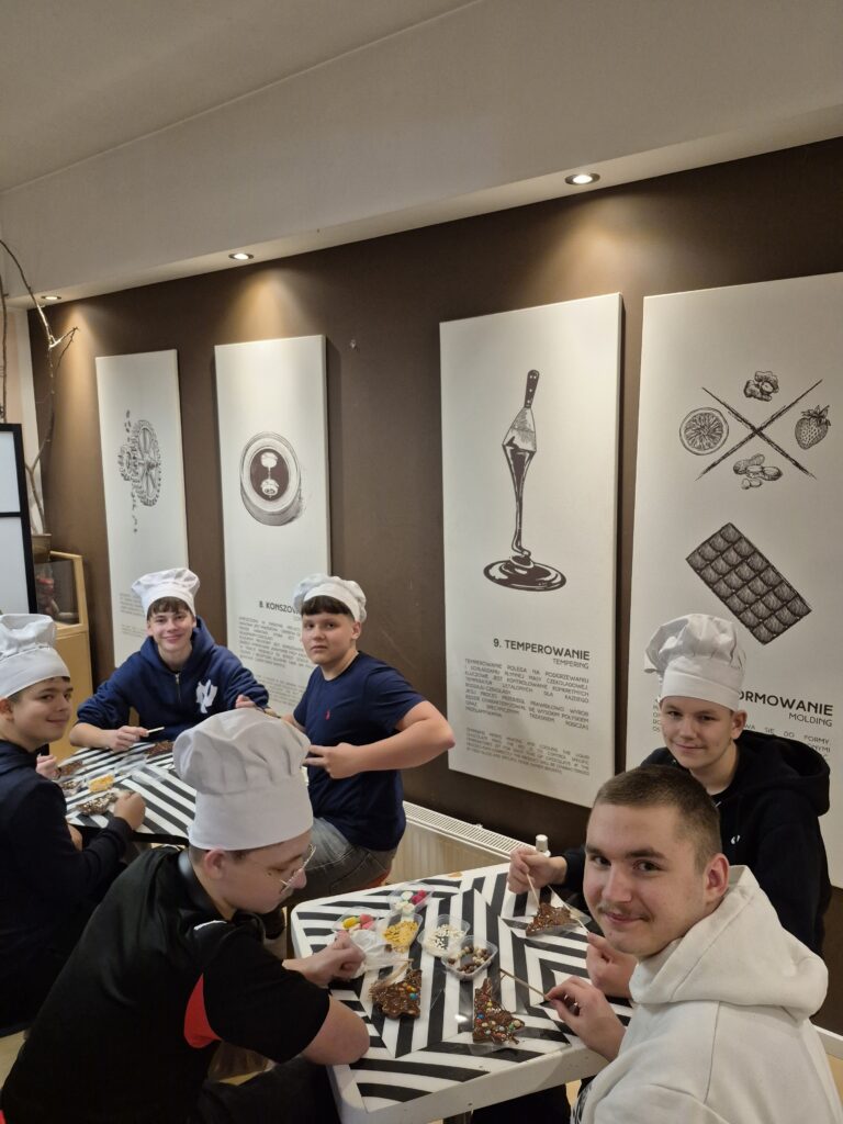 Grupa osób siedząca przy stole