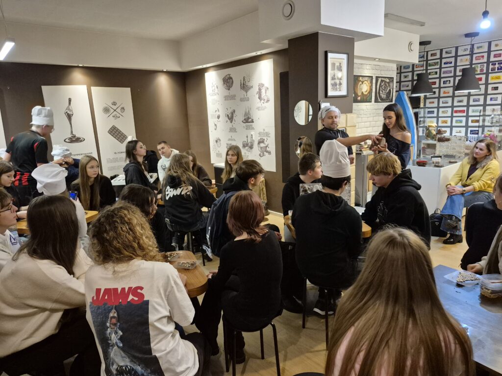 Grupa osób  siedząca przy stole