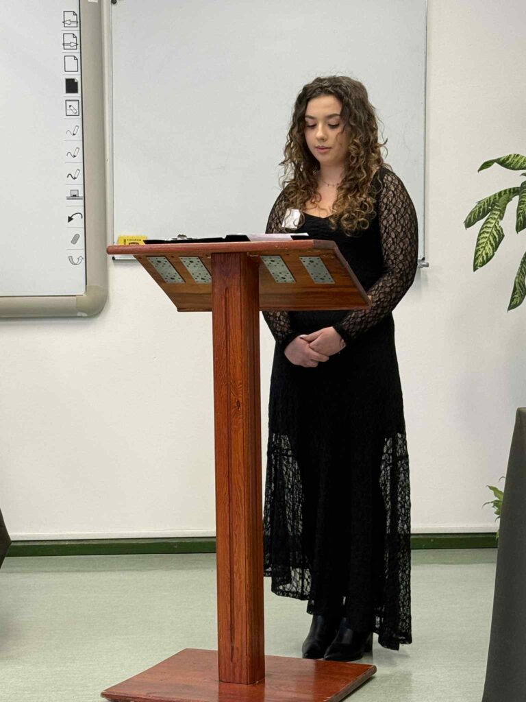 Osoba stojąca w sali