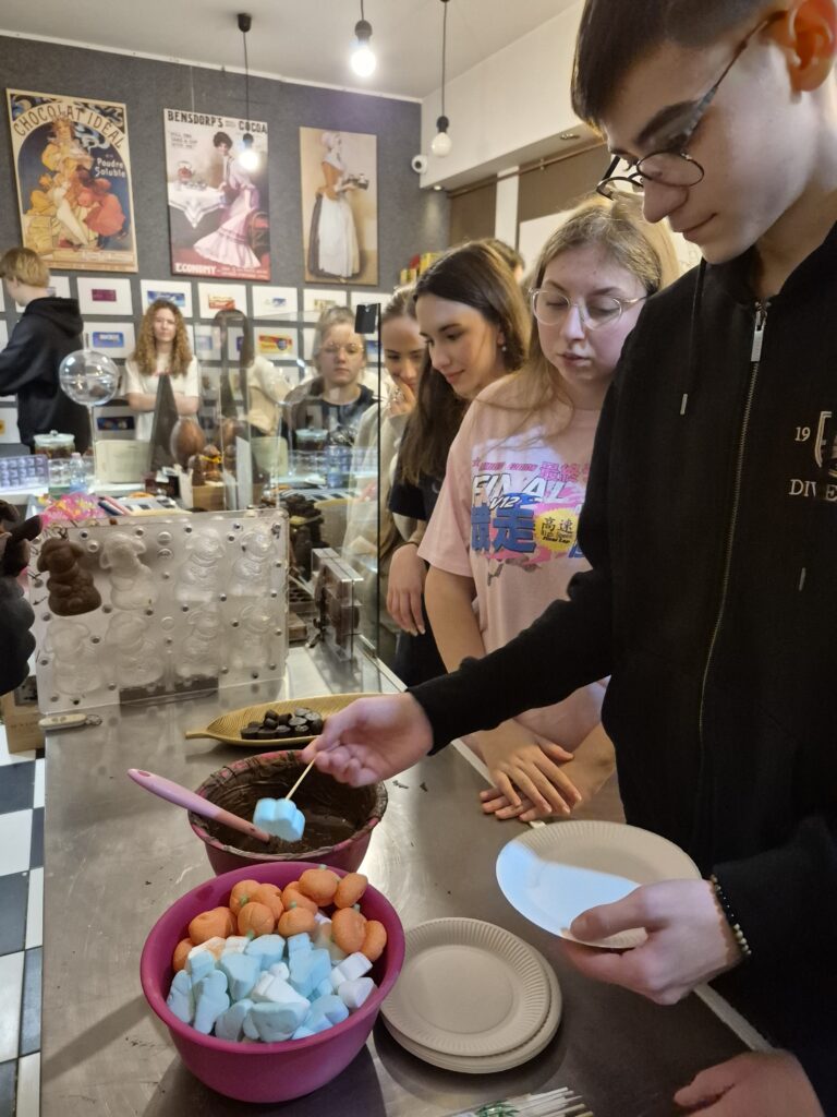 Grupa osób stojąca przy stole