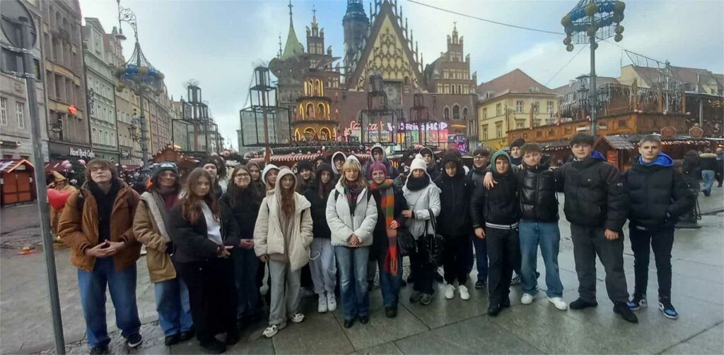 Grupa ludzi w mieście