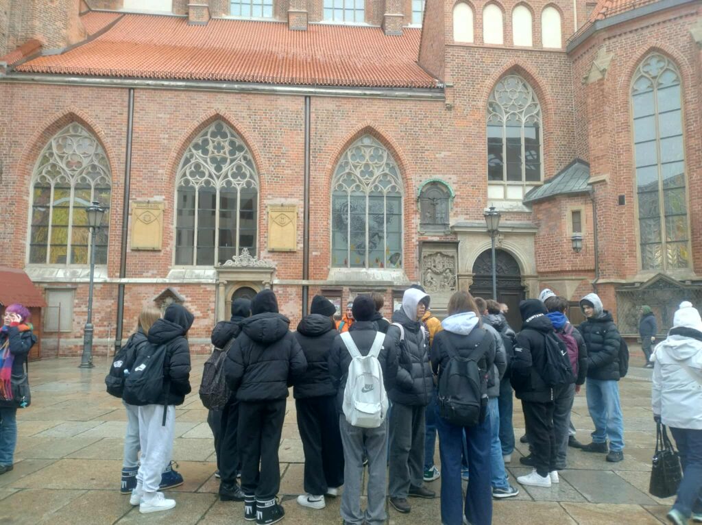 Grupa ludzi w mieście