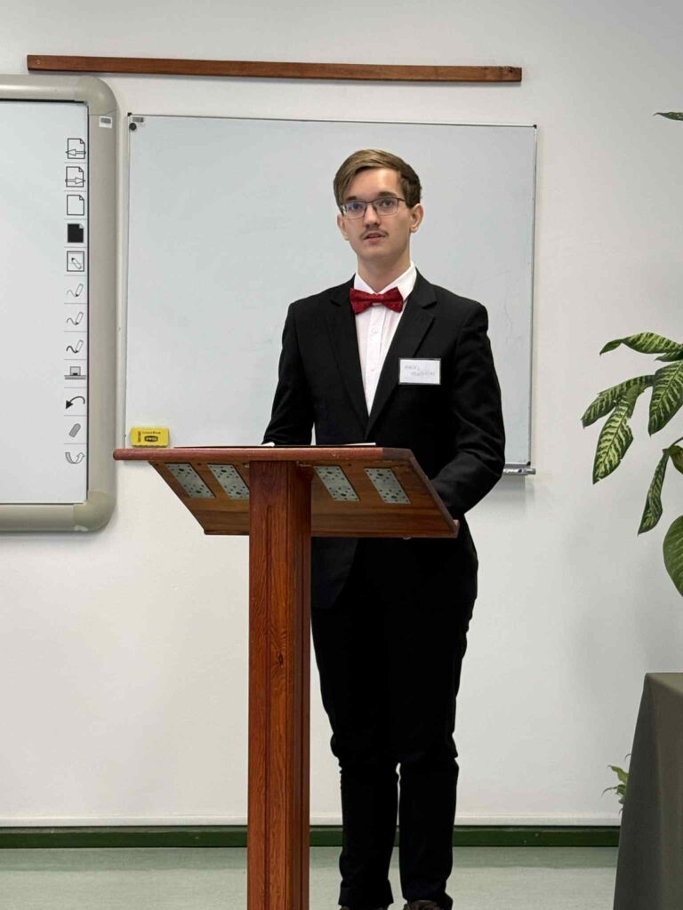 Osoba stojąca w sali