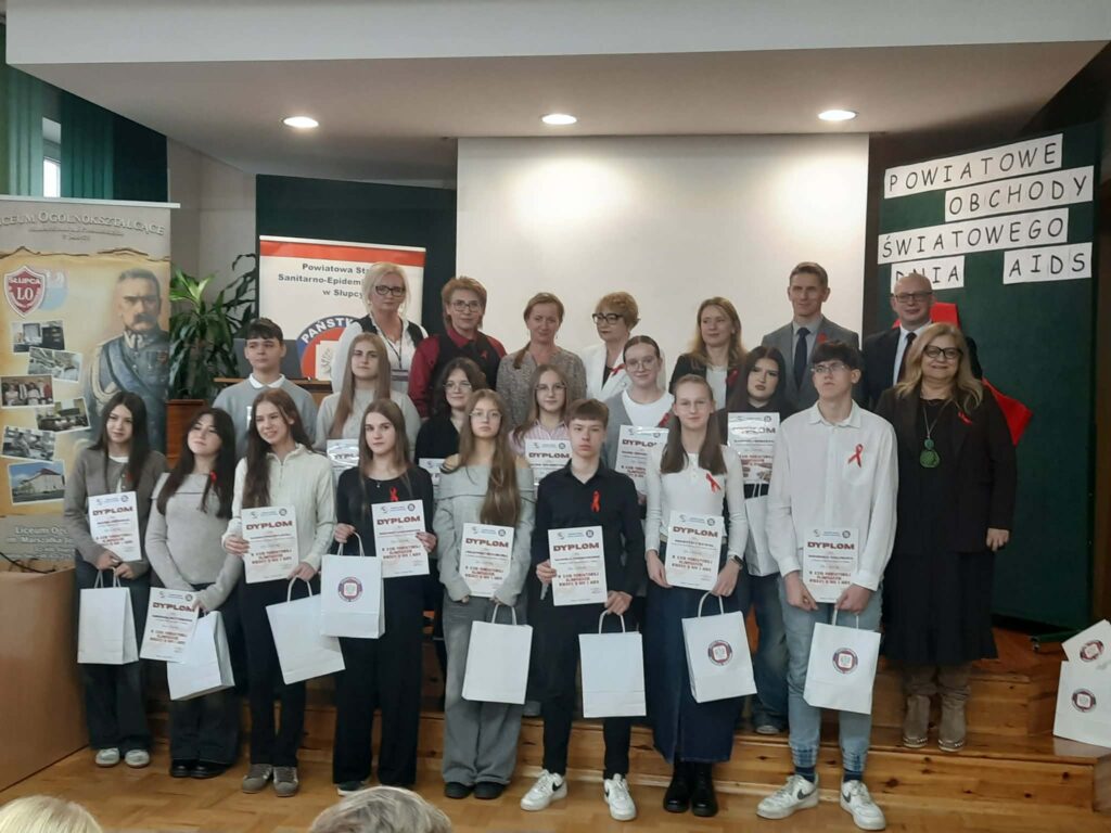 Grupa osób stojąca w sali