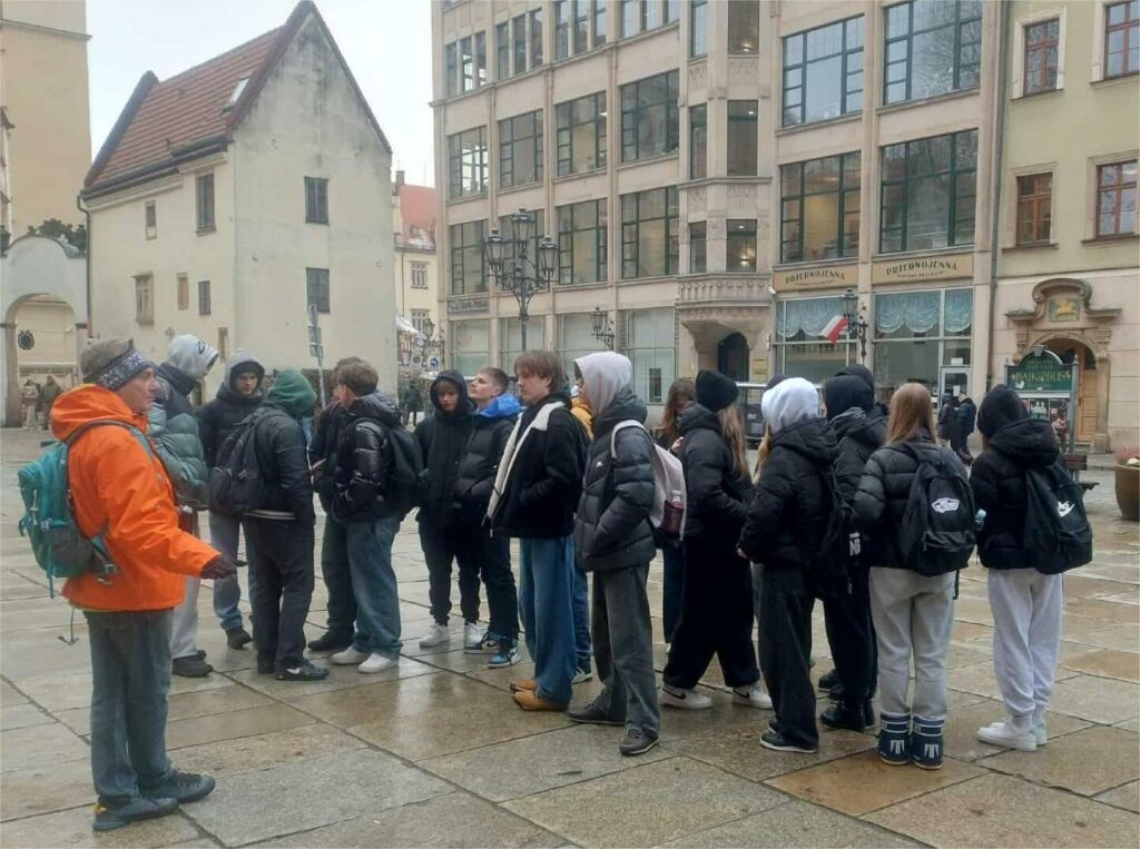 Grupa ludzi w mieście