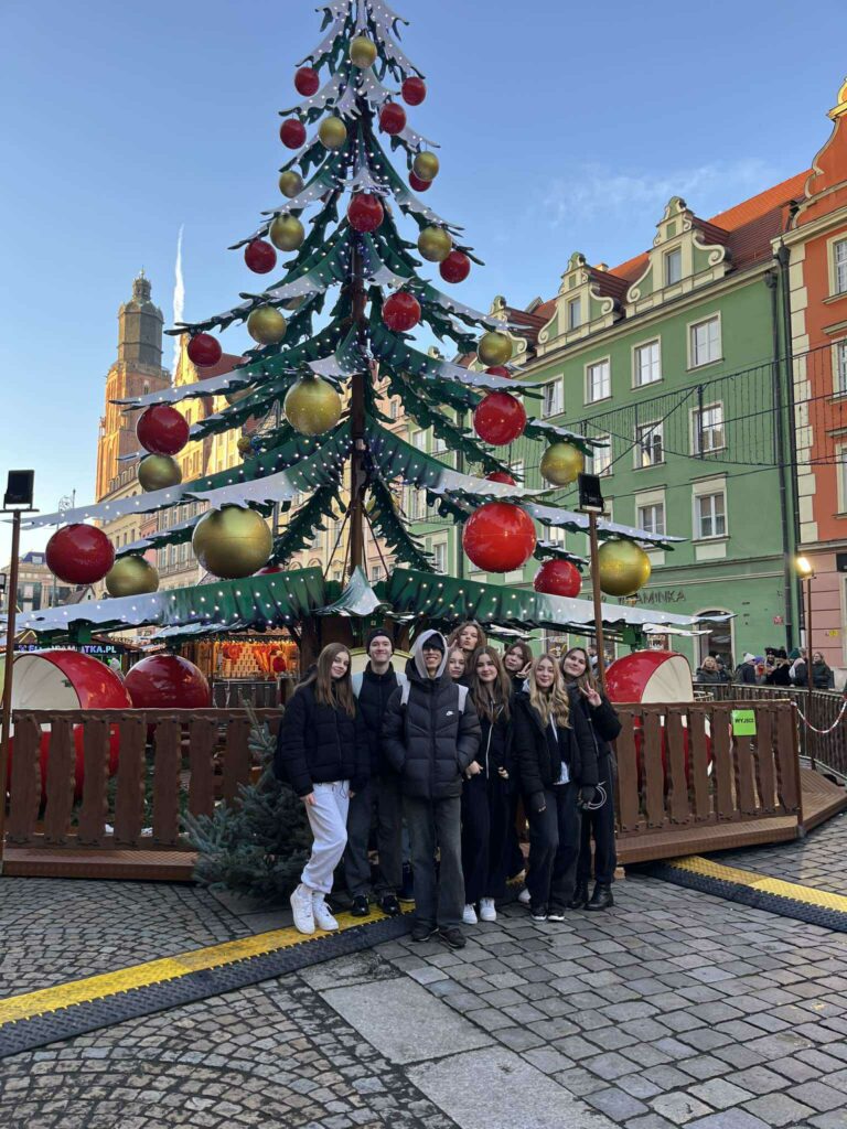 Grupa ludzi w mieście