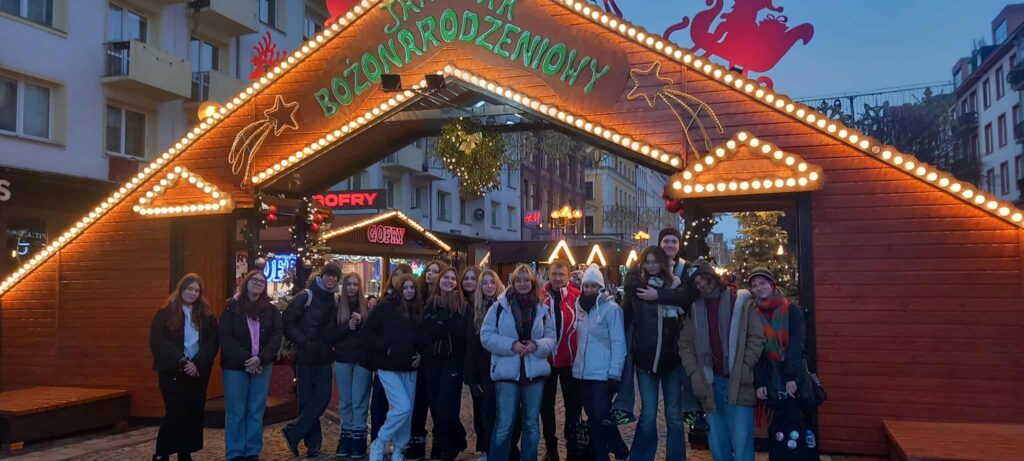 Grupa ludzi w mieście