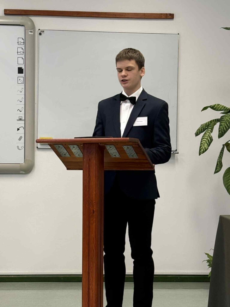 Osoba stojąca w sali