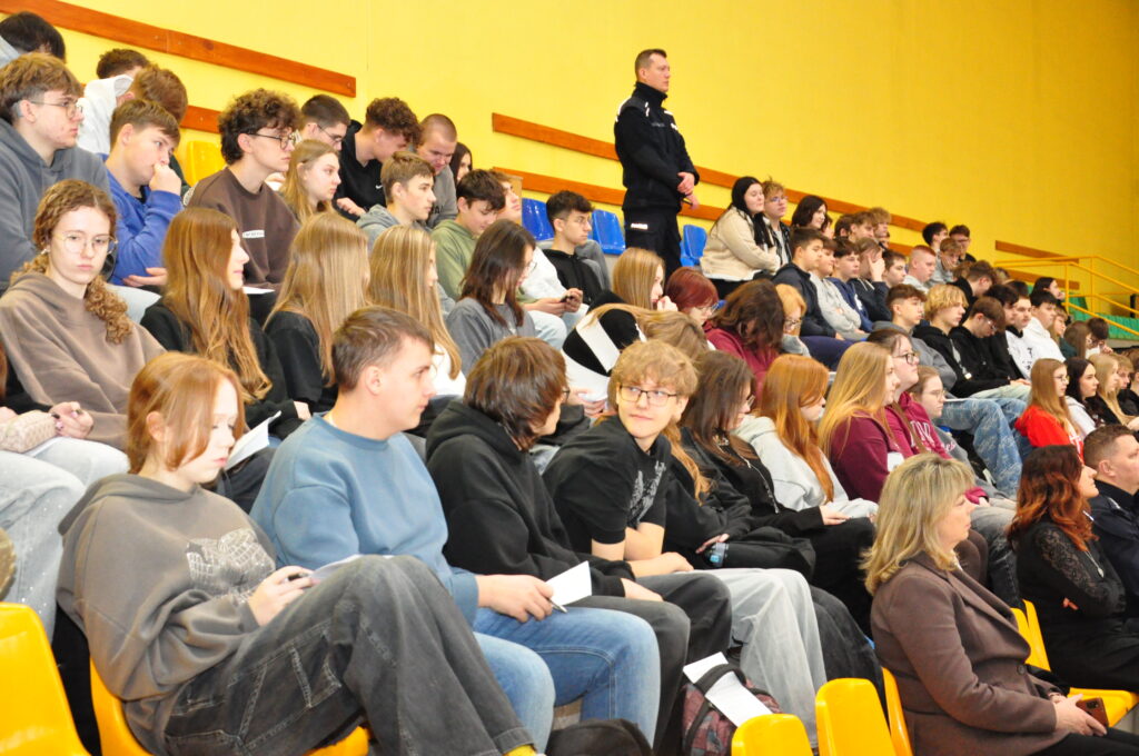 Grupa osób siedząca na trybunach