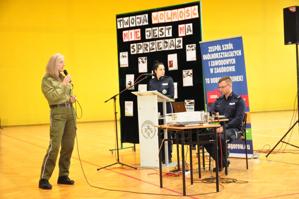 2 osoby stojące i jedna siedząca